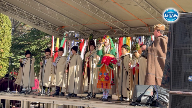 Разнообразна празнична програма събра стотици гости на централния площад в Казанлък