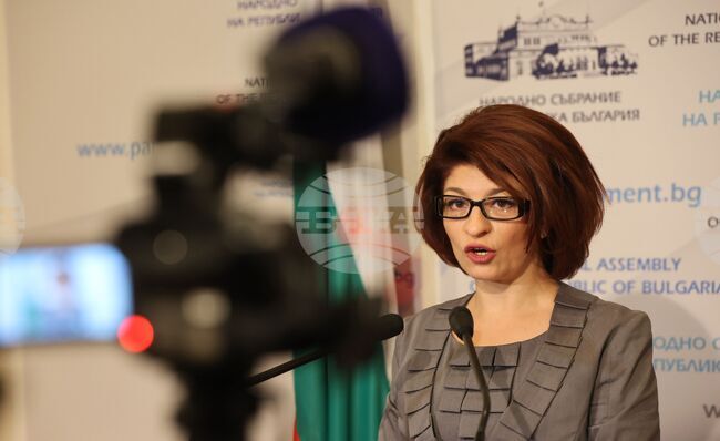 Парламент - Десислава Атанасова - пресконференция