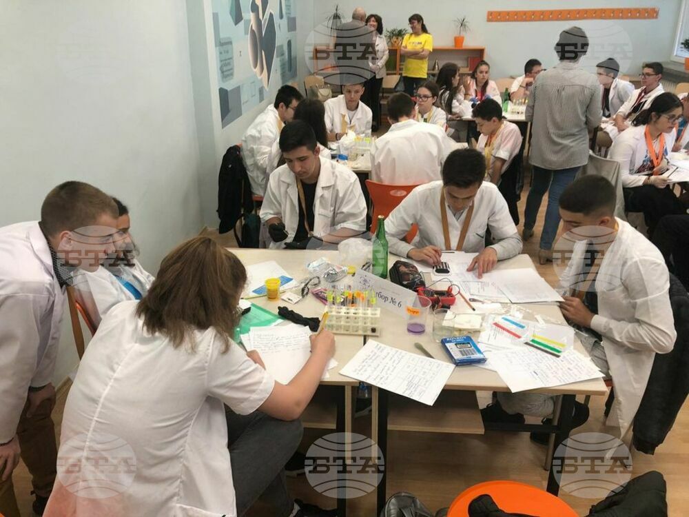Ученици изследваха белтък от "златно яйце" и търсиха "Невидимия" в Националното състезание "Науката в научната фантастика"