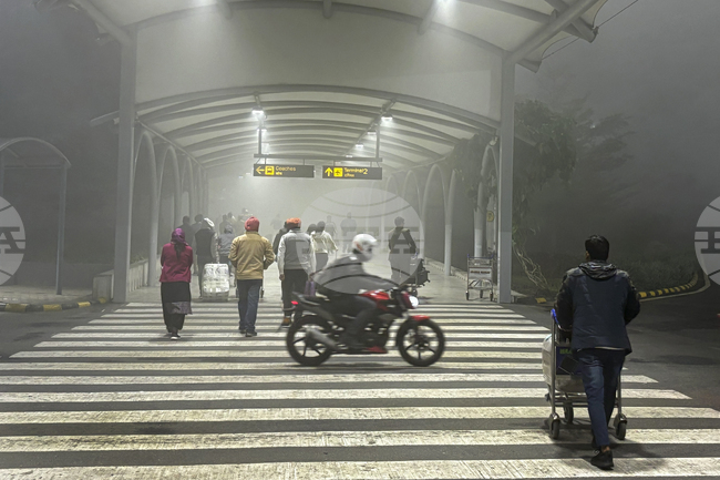 ПТИ: Над 400 полета бяха забавени на международното летище в Делхи заради гъст смог