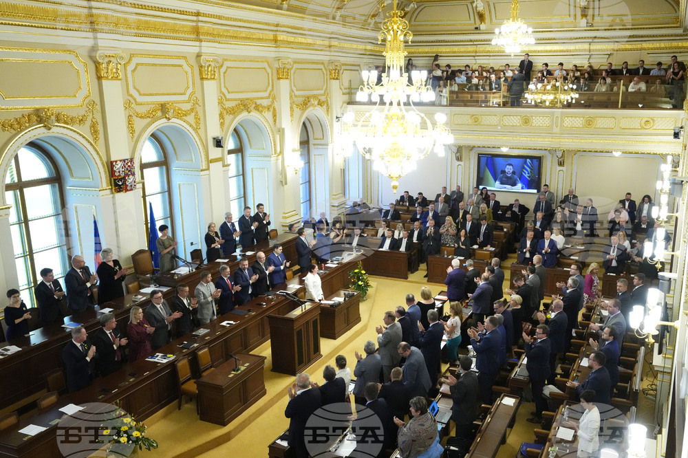 Новият крайнодесен председател на чешкия парламент премахна украинския флаг, с което предизвика протести
