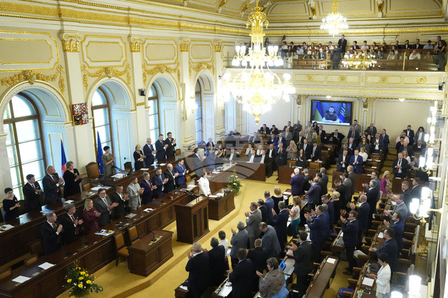 Новият крайнодесен председател на чешкия парламент премахна украинския флаг, с което предизвика протести