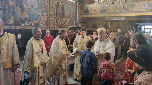 Варненският и великопреславски митрополит Йоан отслужи Василиева света литургия на Рождество Христово в Търговище