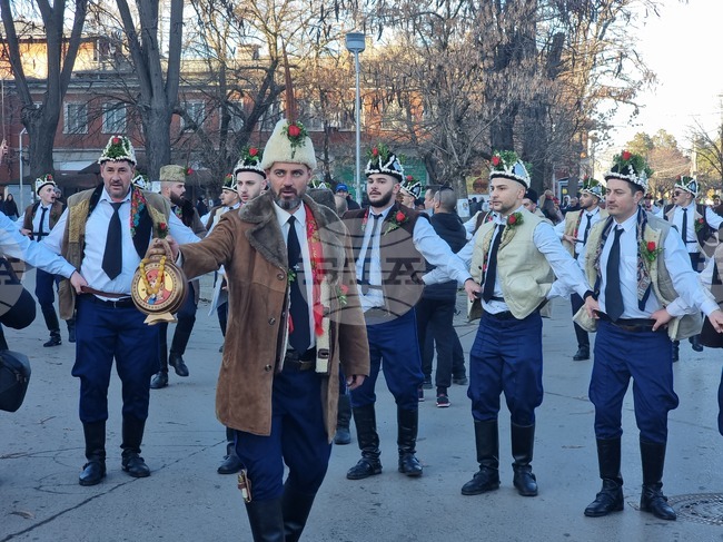 Ямбол се подготвя за фестивала "Коледарски буенек" на единствените у нас танцуващи коледари