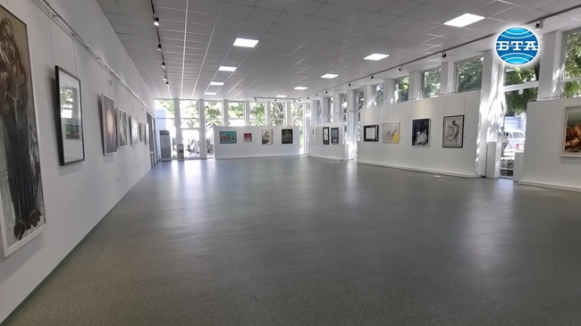 Сборна изложба на художници от България и РСМ е подредена в Благоевград