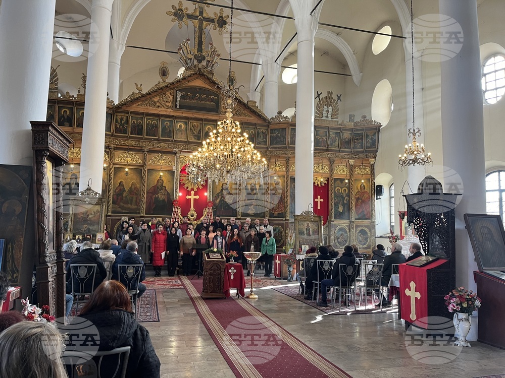 В Свищов посрещнаха Рождество Христово с коледен концерт на Първи български хор „Янко Мустаков“ и обиколка на Дядо Коледа
