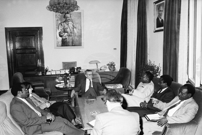 България установява дипломатически отношения с Танзания