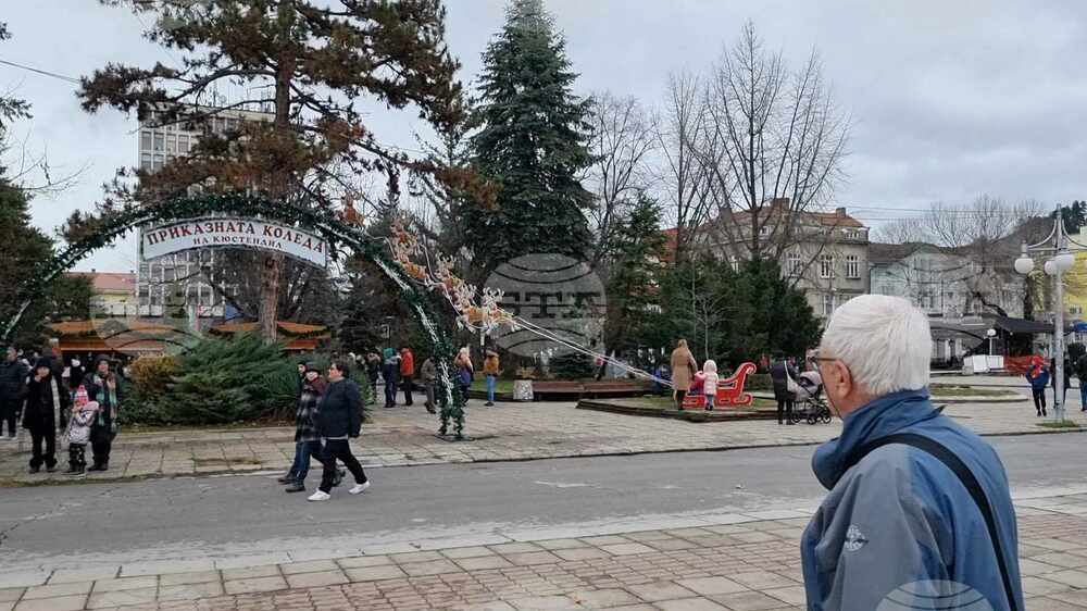 Продължава коледната програма на централния площад в Кюстендил