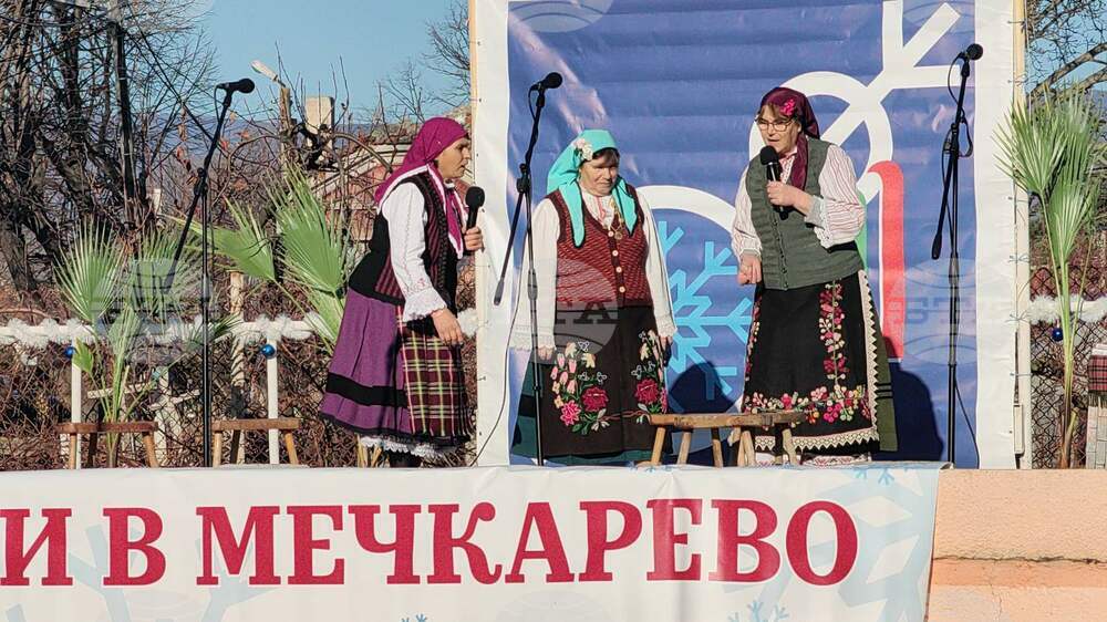 Зимни обреди бяха представени в 22-то издание на събора "Зимни празници" в сливенското село Мечкарево