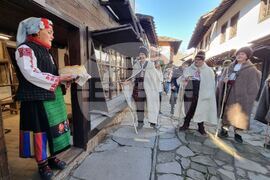 Габрово - Регионален етнографски музей на открито „Етър“ - коледуване