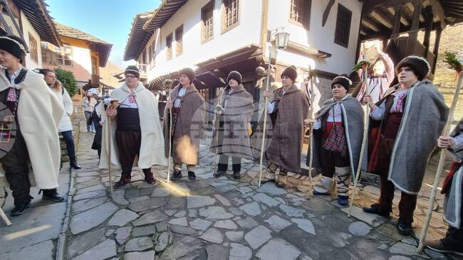 Музеят „Етър“ показва днес обичая коледуване 