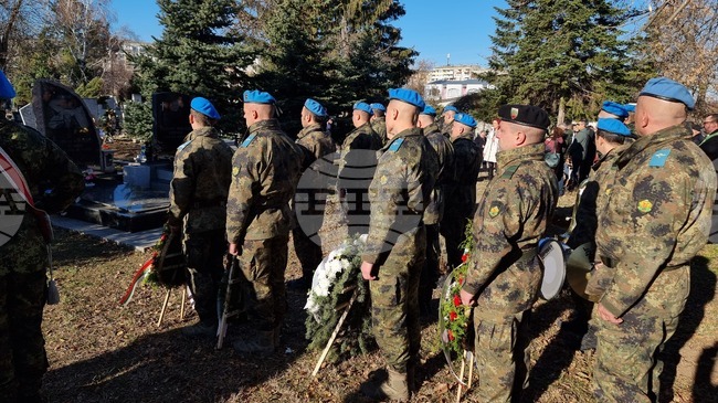 Паметта на военнослужещите, загинали в края на 2003 г. в операцията за стабилизиране на Ирак, беше почетена с воински ритуали в страната