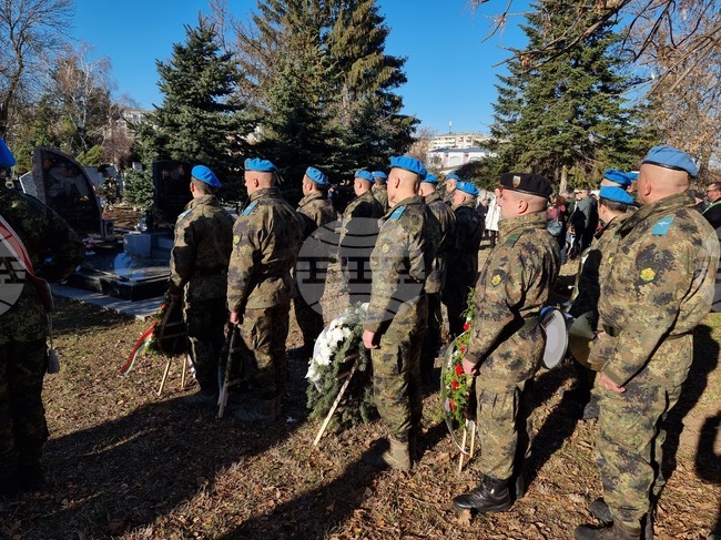 Паметта на военнослужещите, загинали в края на 2003 г. в операцията за стабилизиране на Ирак, беше почетена с воински ритуали в страната