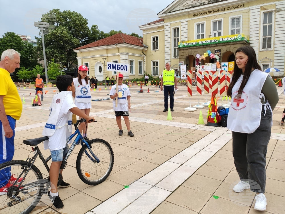 Уроци по пътна безопасност за деца провежда БЧК в Ямбол