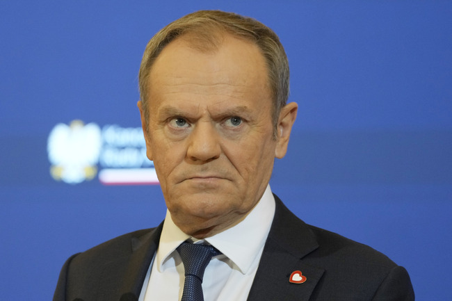 Полският премиер Туск обвини президента Дуда, че възпрепятства вкарването в затвора на двама осъдени членове на партията ПиС