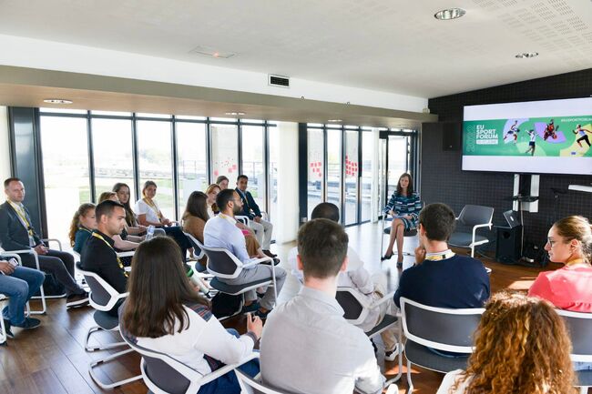 Нова инициатива - Младежки лаборатории за иновативни идеи "Здравословен начин на живот за всички" обяви Мария Габриел