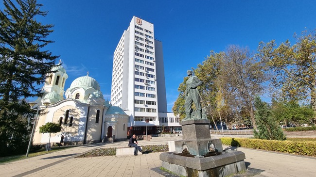 Увеличение на персонала на Общинско предприятие "Пазари" предлага кметът на Перник Станислав Владимиров