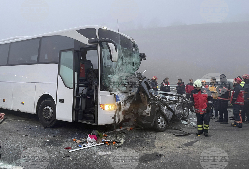 Близо сто автомобила катастрофираха в Казахстан по време на виелица