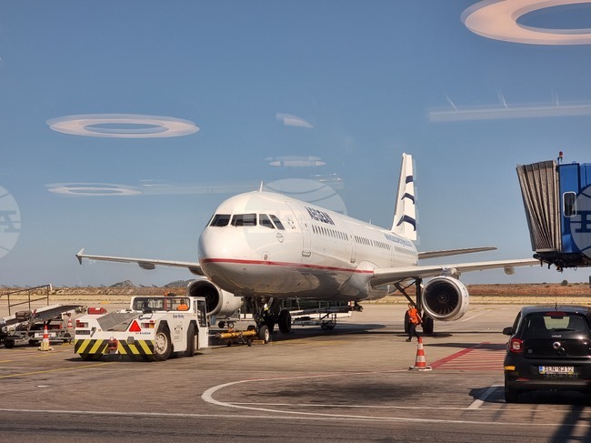 Закъснения на полети на гръцки летища, след като ръководителите на въздушното движение ограничиха пристигащите полети в Атина