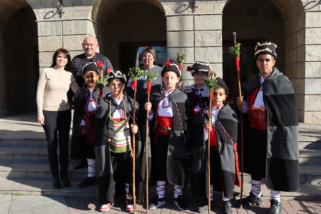 Община Хасково: Заместник-кметът на Хасково Мария Вълчева посрещна днес коледарчетата от с. Узунджово
