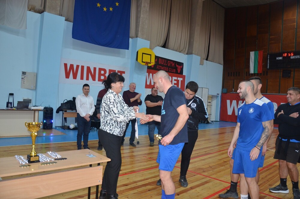 Община Видин: Борислава Борисова награди победителите в коледен благотворителен турнир по футбол