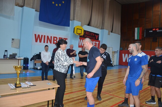 Община Видин: Борислава Борисова награди победителите в коледен благотворителен турнир по футбол