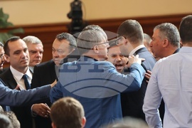 Парламент - заседание - депутати - спречкване