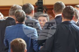 Парламент - заседание - депутати - спречкване