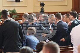 Парламент - заседание - депутати - спречкване