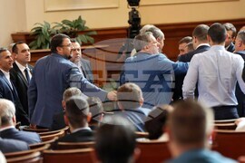 Парламент - заседание - депутати