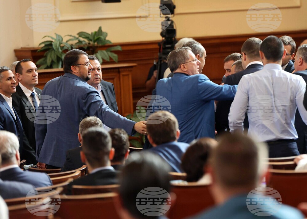 Парламент - заседание - депутати