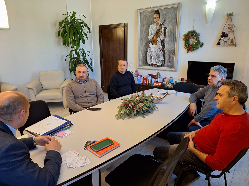 Община Ловеч: На среща с фирмата изпълнител кметът поиска спешно решаване на проблемите с уличното осветление