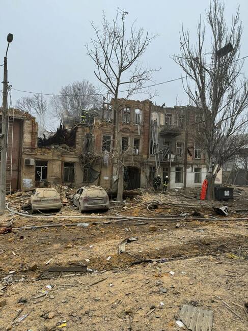 Вече трима са загиналите и 22 са пострадалите вследствие от сутрешната ракетна атака в Одеса, съобщи областният губернатор