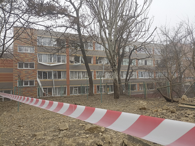Укринформ: Отломки от свален руски дрон повредиха тръбопроводи в град Одеса, а 60 къщи останаха без отопление