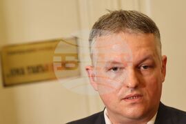 Парламент - заседание - кулоари - Антон Тонев