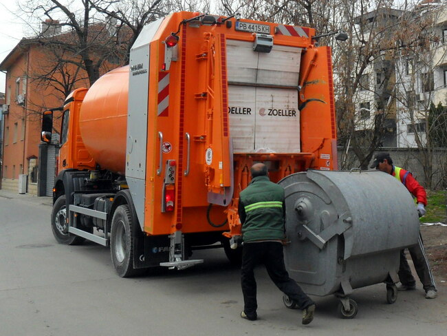 В рамките на благотворителната програма община Златица получи нов сметосъбиращ камион
