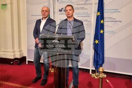 Парламент - кулоари - Делян Добрев - Томислав Дончев