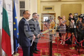 Парламент - кулоари - Демократична България