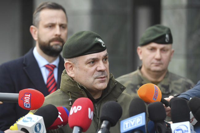 Полша подновява издирвателната операция след нарушаването на въздушното ѝ пространство, заяви полската армия