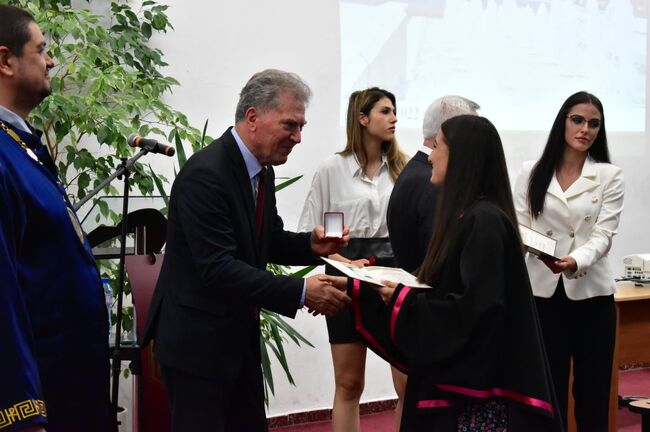 Абсолвенти от три випуска на Правно-историческия факултет получиха дипломите си на тържествена церемония