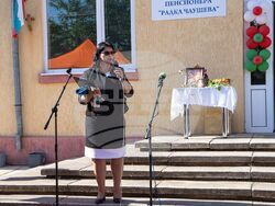 С КРАСИВО ТЪРЖЕСТВО ПЕНСИОНЕРИТЕ ОТ КАВАРНЕНСКО СЕ НАСТАНИХА В НОВИЯ СИ ДОМ