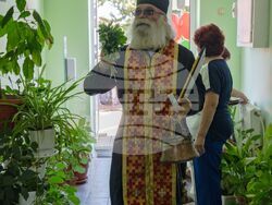 С КРАСИВО ТЪРЖЕСТВО ПЕНСИОНЕРИТЕ ОТ КАВАРНЕНСКО СЕ НАСТАНИХА В НОВИЯ СИ ДОМ