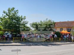 С КРАСИВО ТЪРЖЕСТВО ПЕНСИОНЕРИТЕ ОТ КАВАРНЕНСКО СЕ НАСТАНИХА В НОВИЯ СИ ДОМ