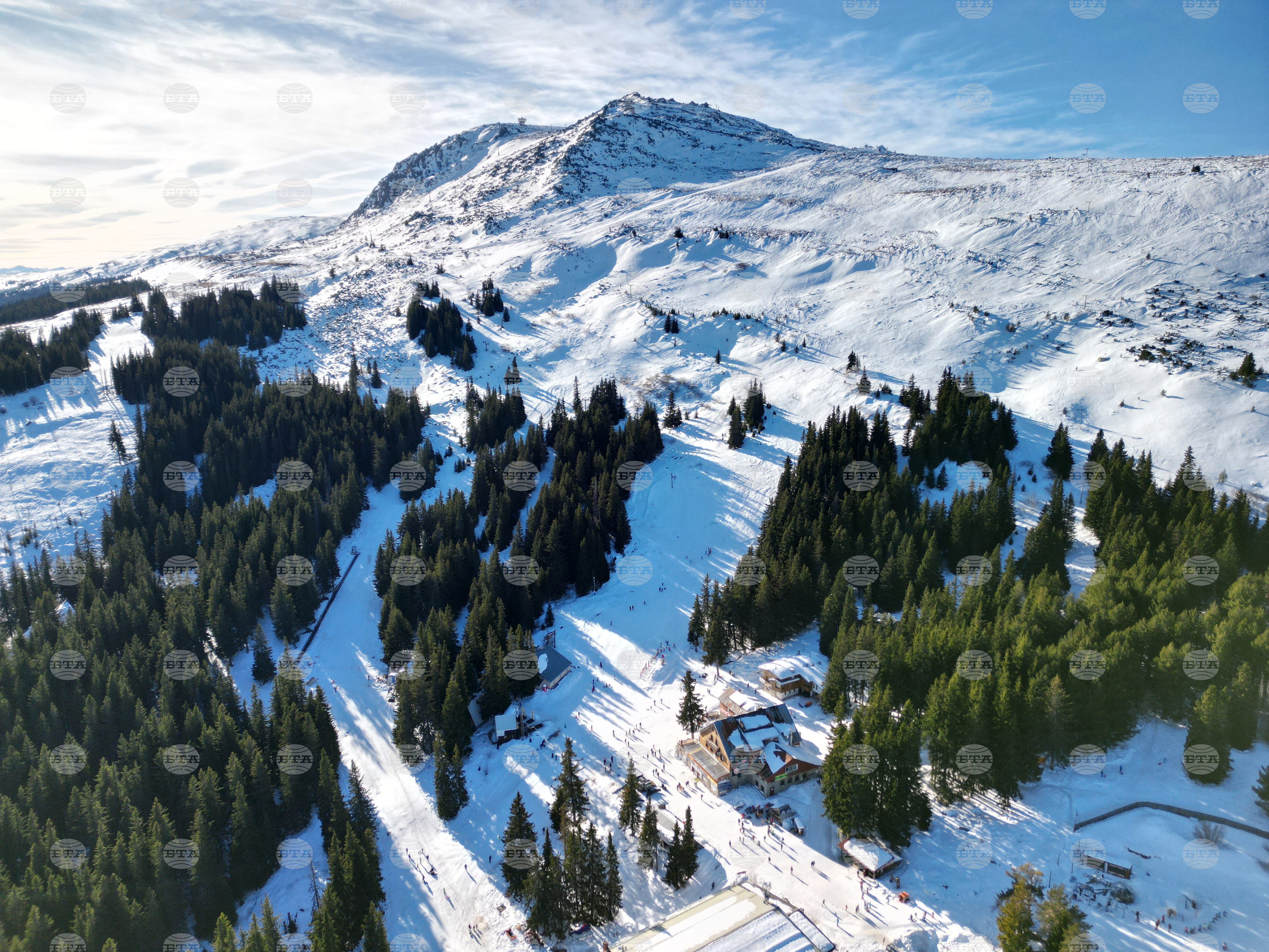 Двама недобре екипирани туристи са били транспортирани с шейни от планински спасители на Витоша