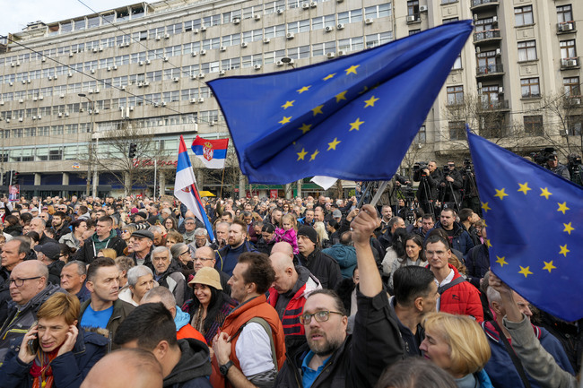 Студентските протести в Сърбия трябва да бъдат артикулирани политически, каза докладчикът на ЕП за страната Тонино Пицула