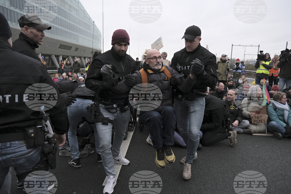 300 души бяха задържани за кратко за блокиране на пътна артерия в Амстердам