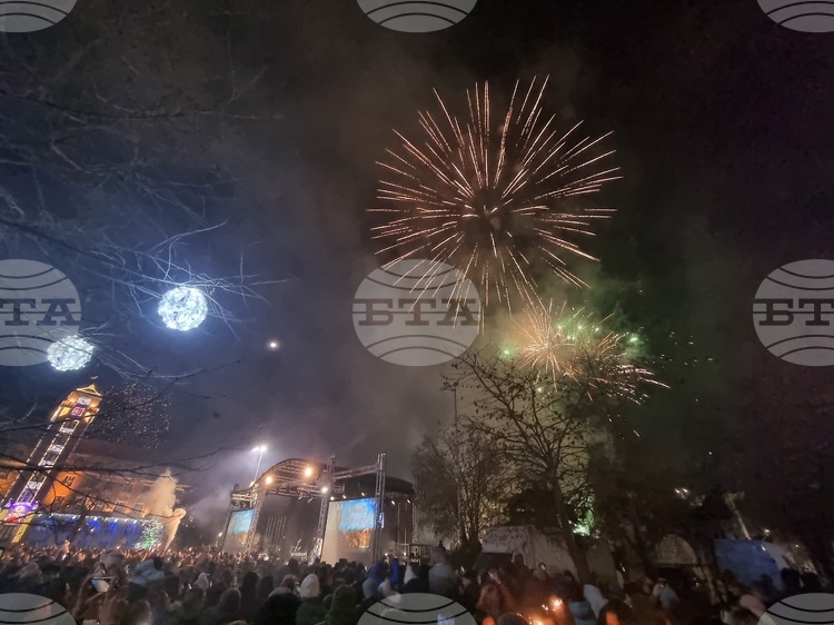 БТА :: Стотици плевенчани посрещнаха Новата 2024 година на площад ...