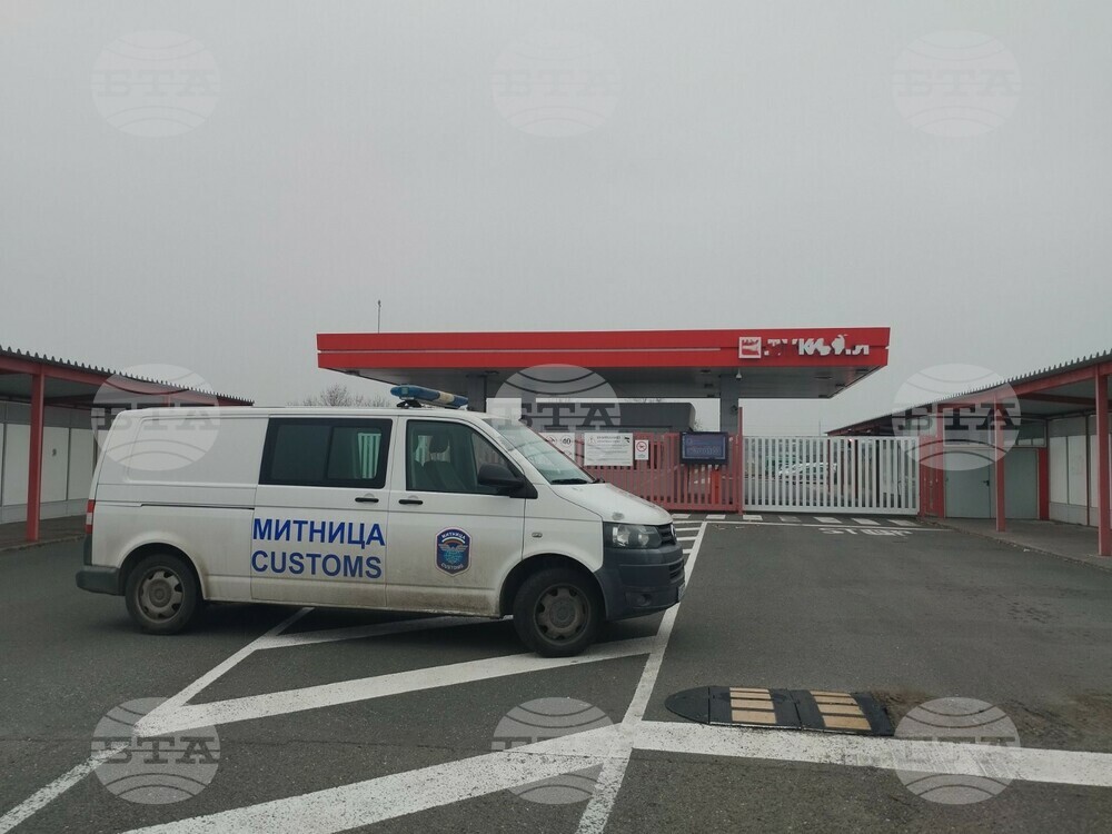 Митнически служители проверяват данъчните складове с оглед забраната за износ на продукти от руски петрол