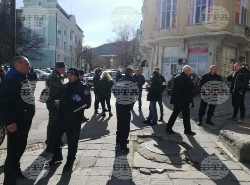Шуменски полицаи и пожарникари излязоха на мълчалив протест