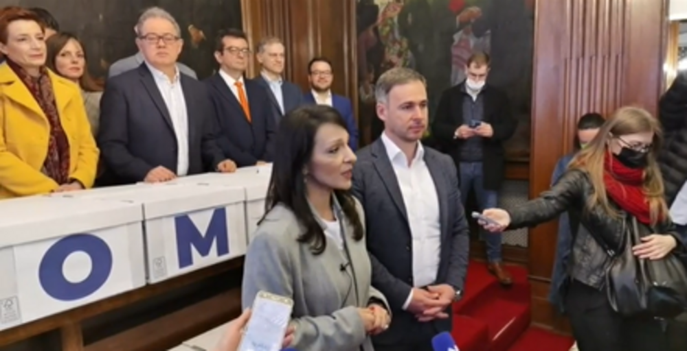 Коалицията „Обединени за победа на Сърбия“ предаде листата си за парламентарния вот в страната